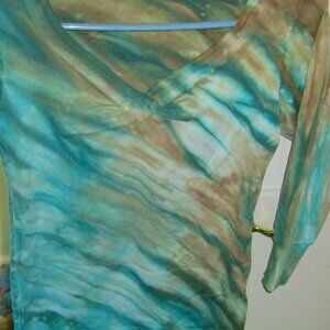 FABULOUS COLORS, GREAT DESIGN V-NECK PULLOVER SIZE MEDUM 100% COTTON